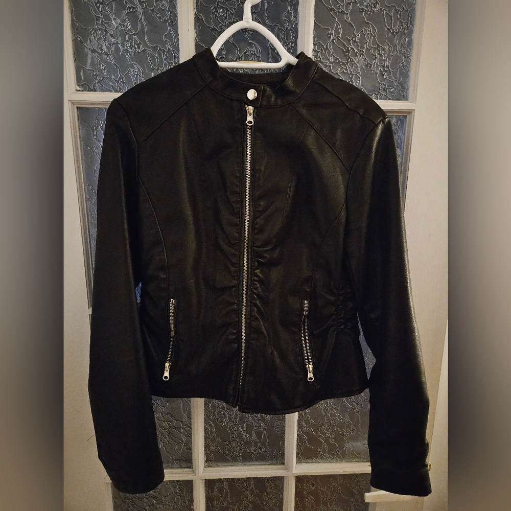 Suzy Shier Women's Pleather/Faux Leather Black Biker Jacket in Medium